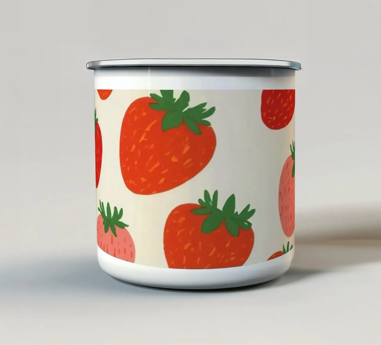Motivo a fragola con bacche rosse e rosa tazza in smalto da DesignDoodle