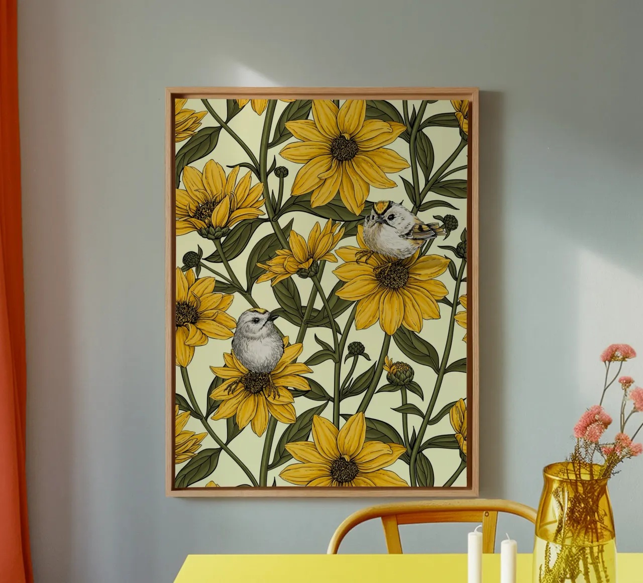 Girasoli selvatici e uccelli di tipo goldcrest/ giallo e verde su cre tela con Cornice a cassetta da Painted Nature