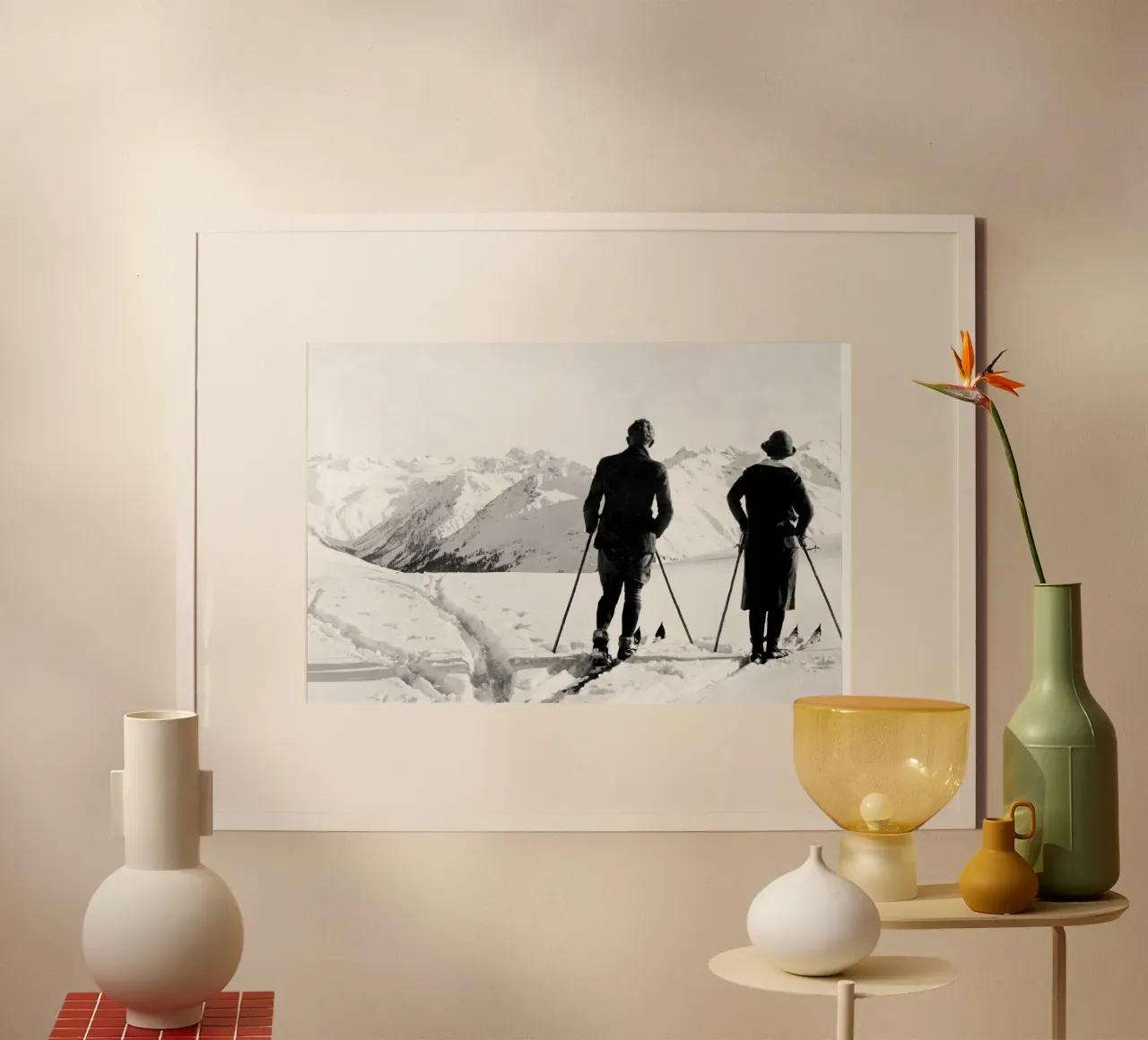 Due sciatori ammirano il panorama poster da vintgeseyn