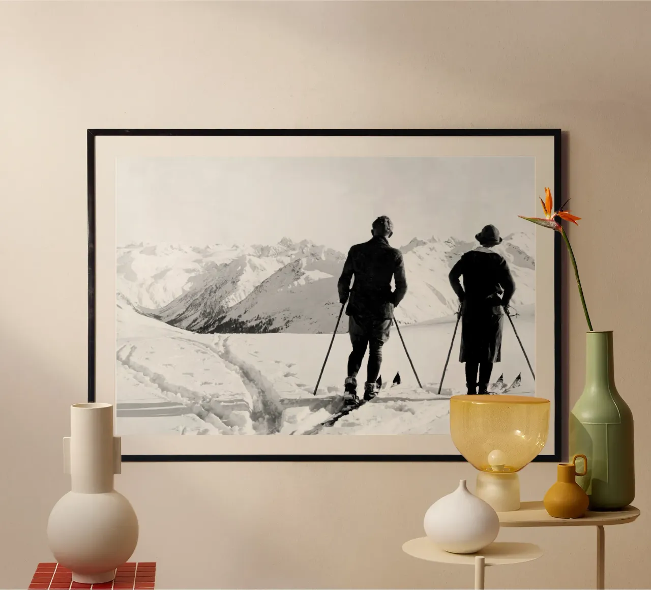 Due sciatori ammirano il panorama poster da vintgeseyn