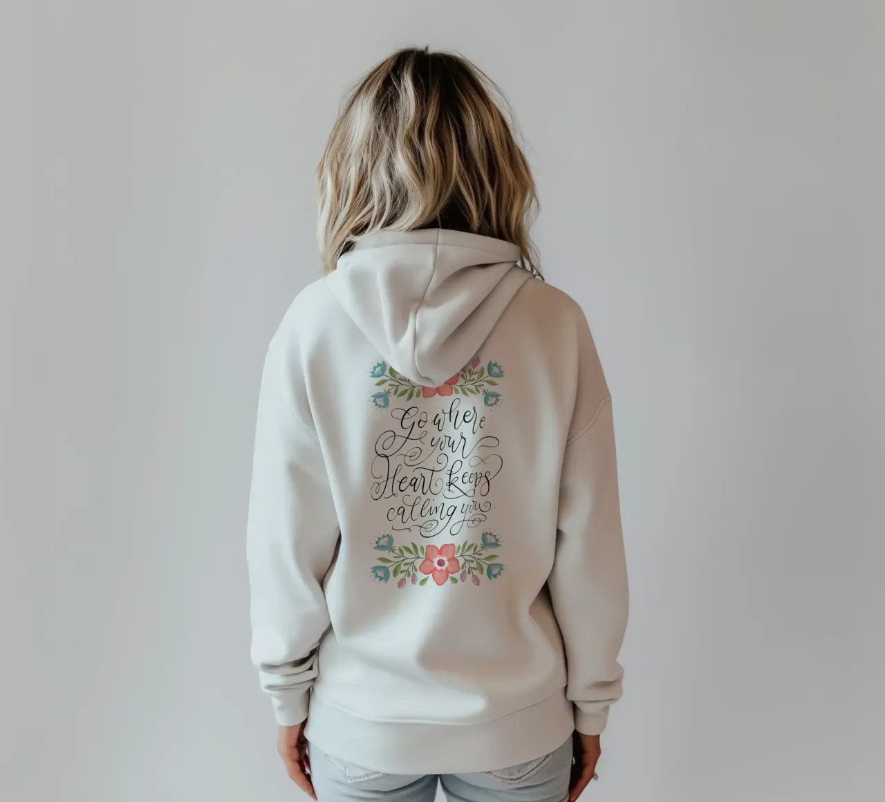 Go where your heart keeps calling you. Hand Lettering. Zitat felpa con cappuccio da CalliLetters