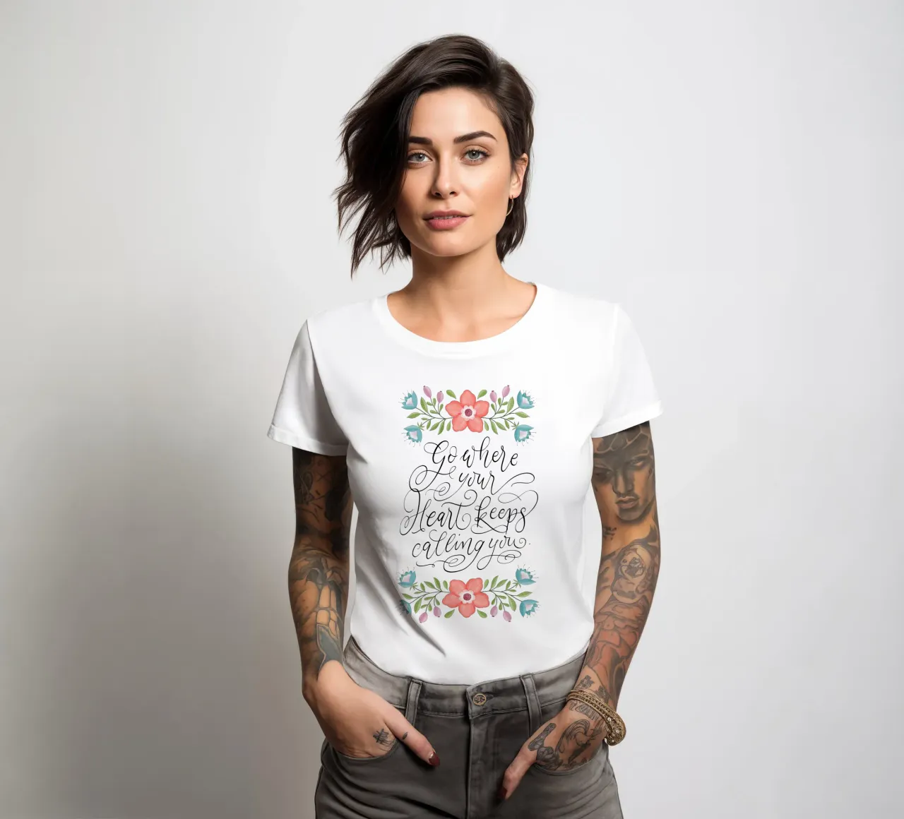 Go where your heart keeps calling you. Hand Lettering. Zitat t-shirt da donna da CalliLetters