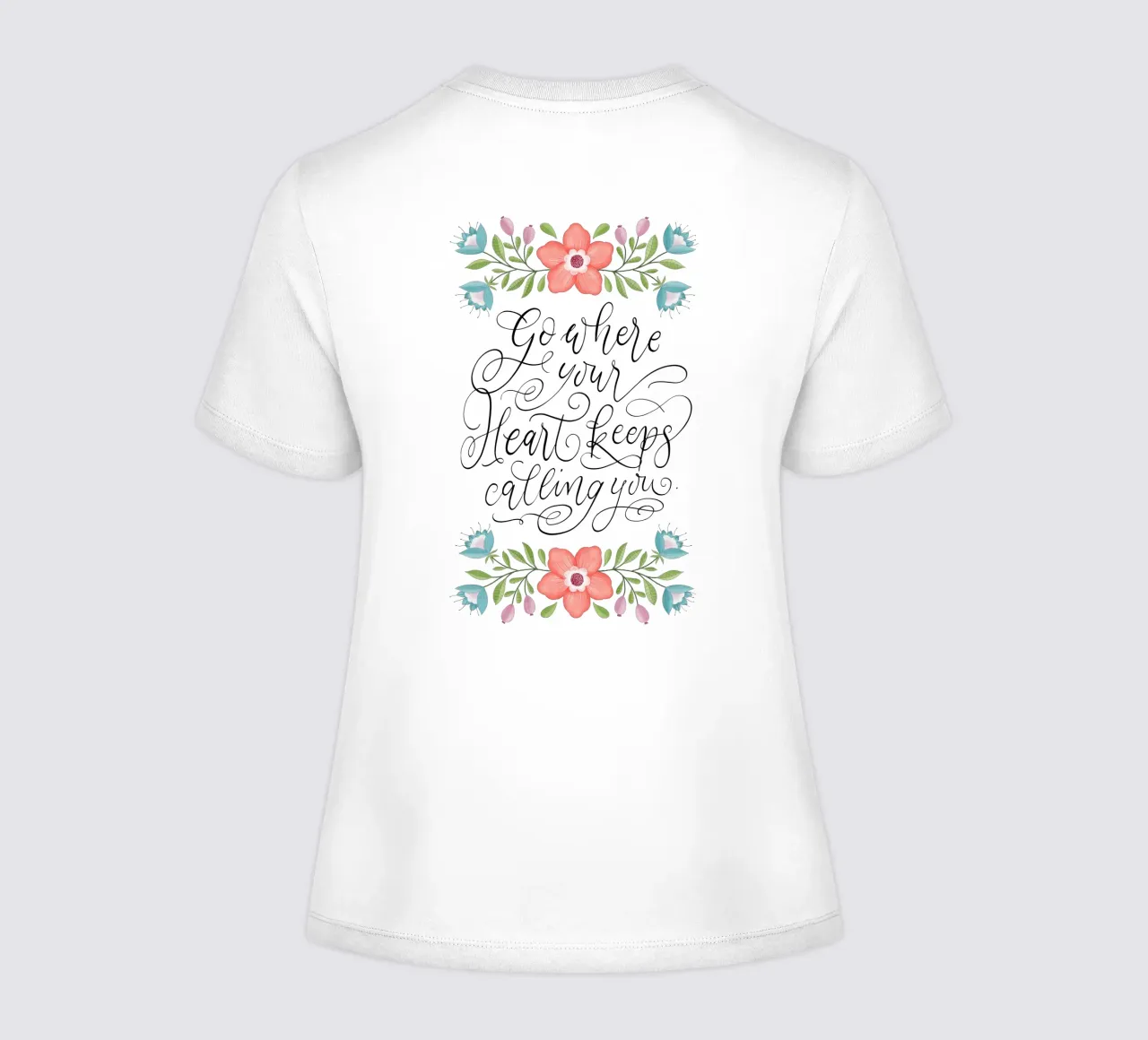 Go where your heart keeps calling you. Hand Lettering. Zitat t-shirt da donna da CalliLetters