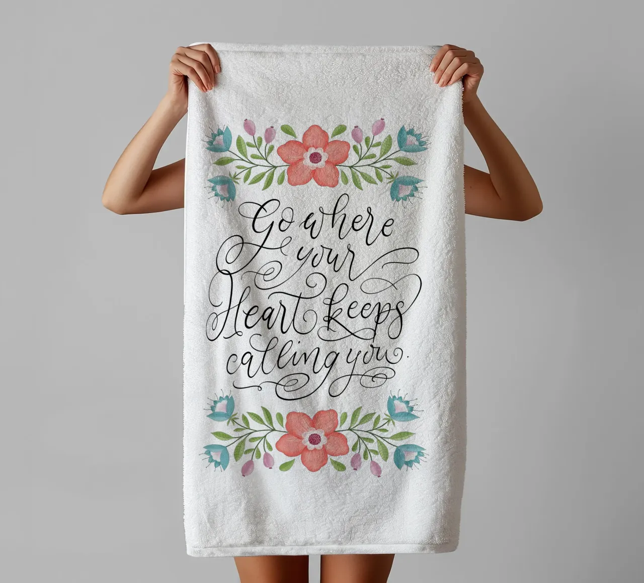 Go where your heart keeps calling you. Hand Lettering. Zitat asciugamano da bagno da CalliLetters