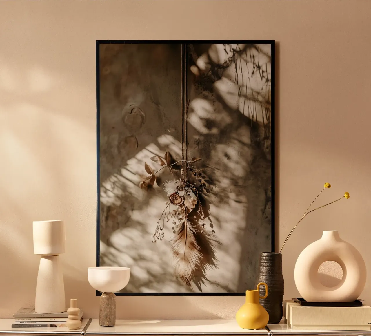 Bohemian Sunlight - Stampa Natura morta con piume e fiori secchi poster con telaio in alluminio da Synthaira