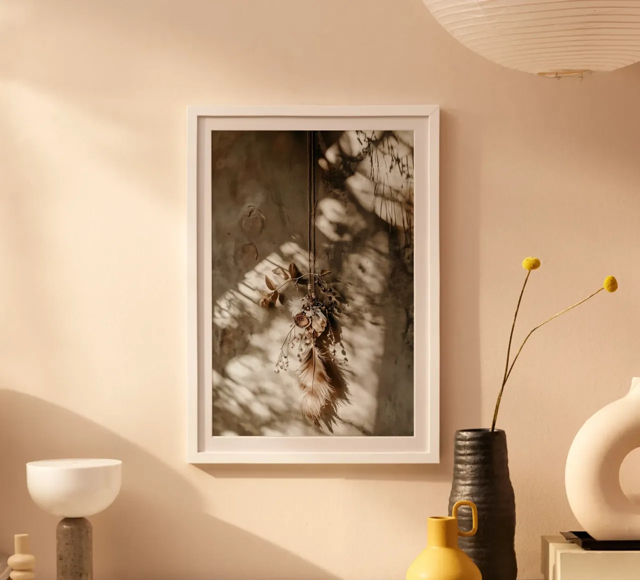 Bohemian Sunlight - Stampa Natura morta con piume e fiori secchi poster con telaio in alluminio da Synthaira