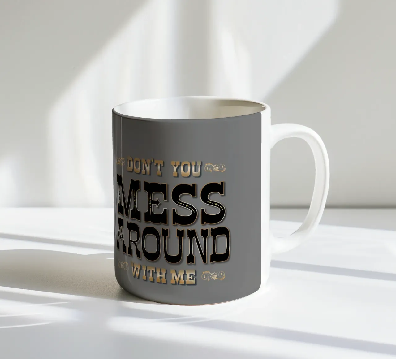 Non scherzare con me. Stile occidentale. Lettering fresco tazza in ceramica da CalliLetters
