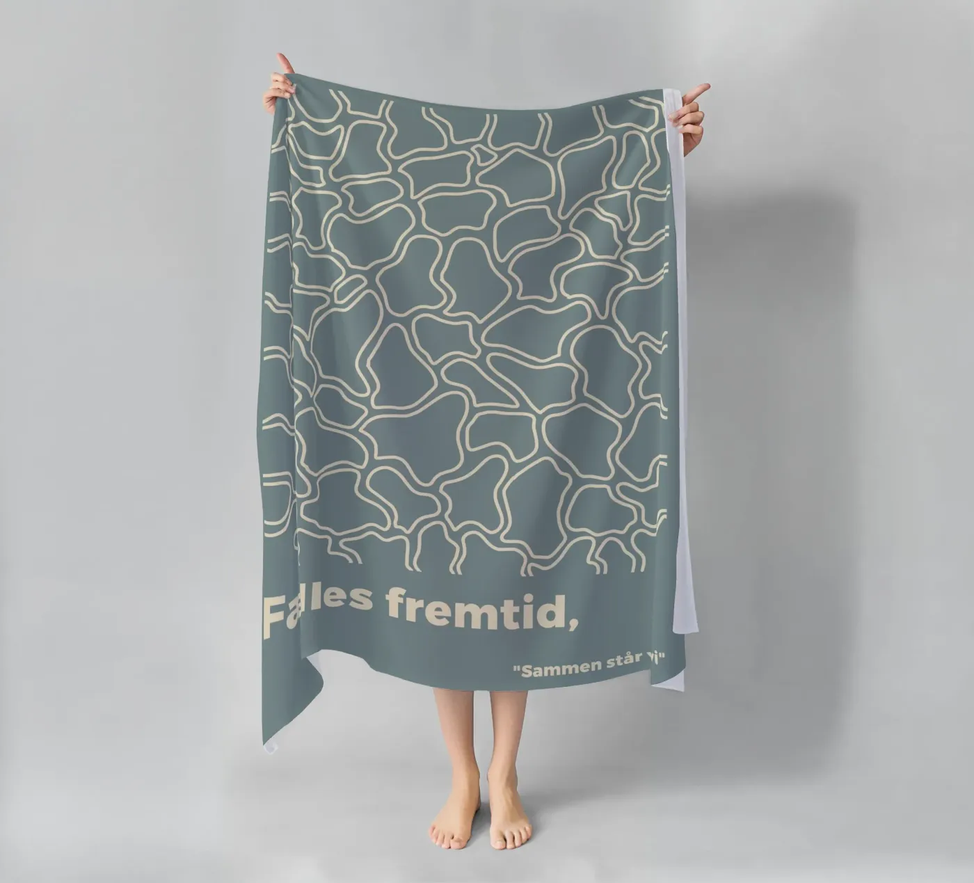 Gemeinsame Zukunft Strandtuch von MODERN NUANCE