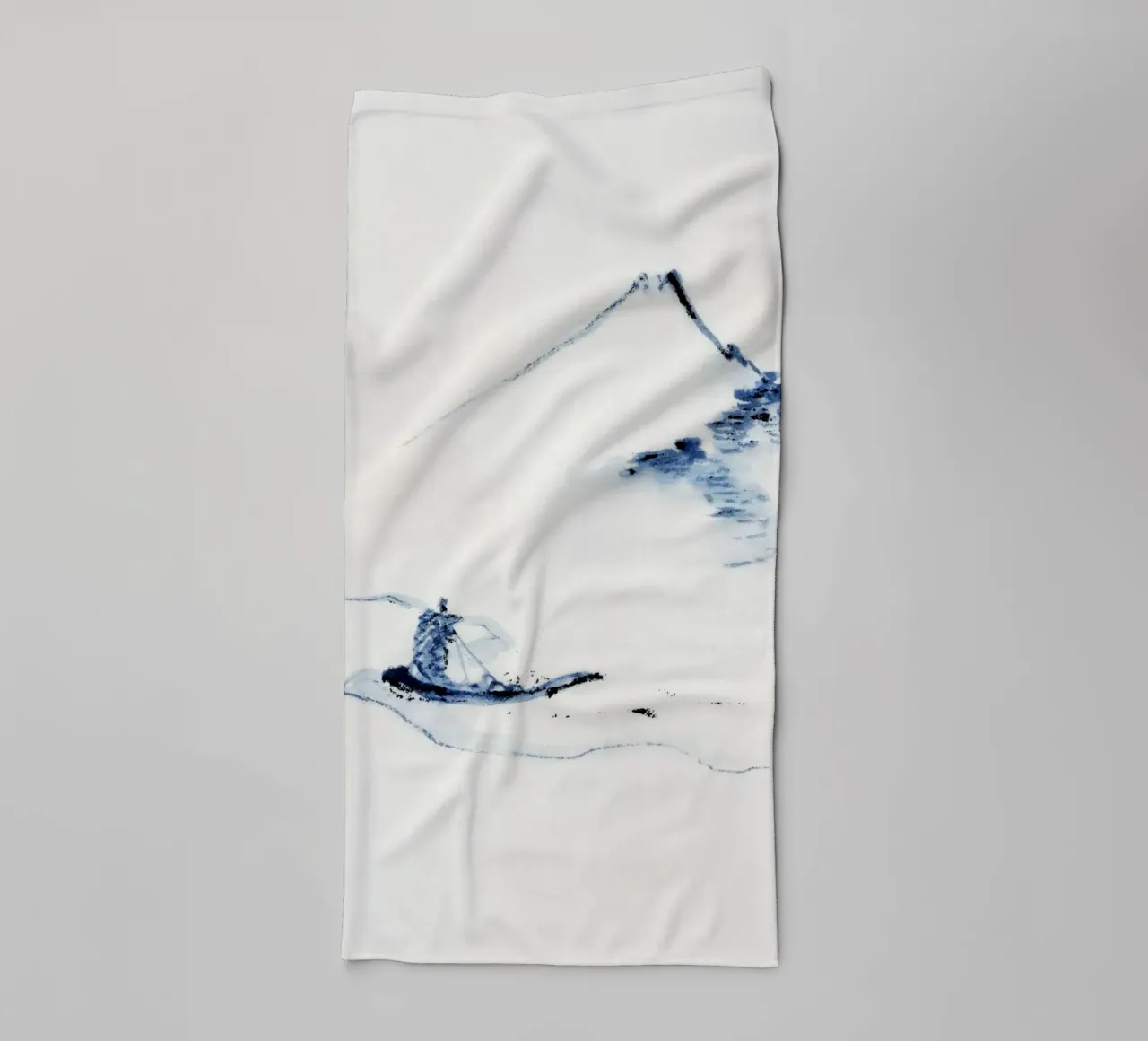 A person in a small boat on a river with Mount Fuji asciugamano da bagno da vintageshop