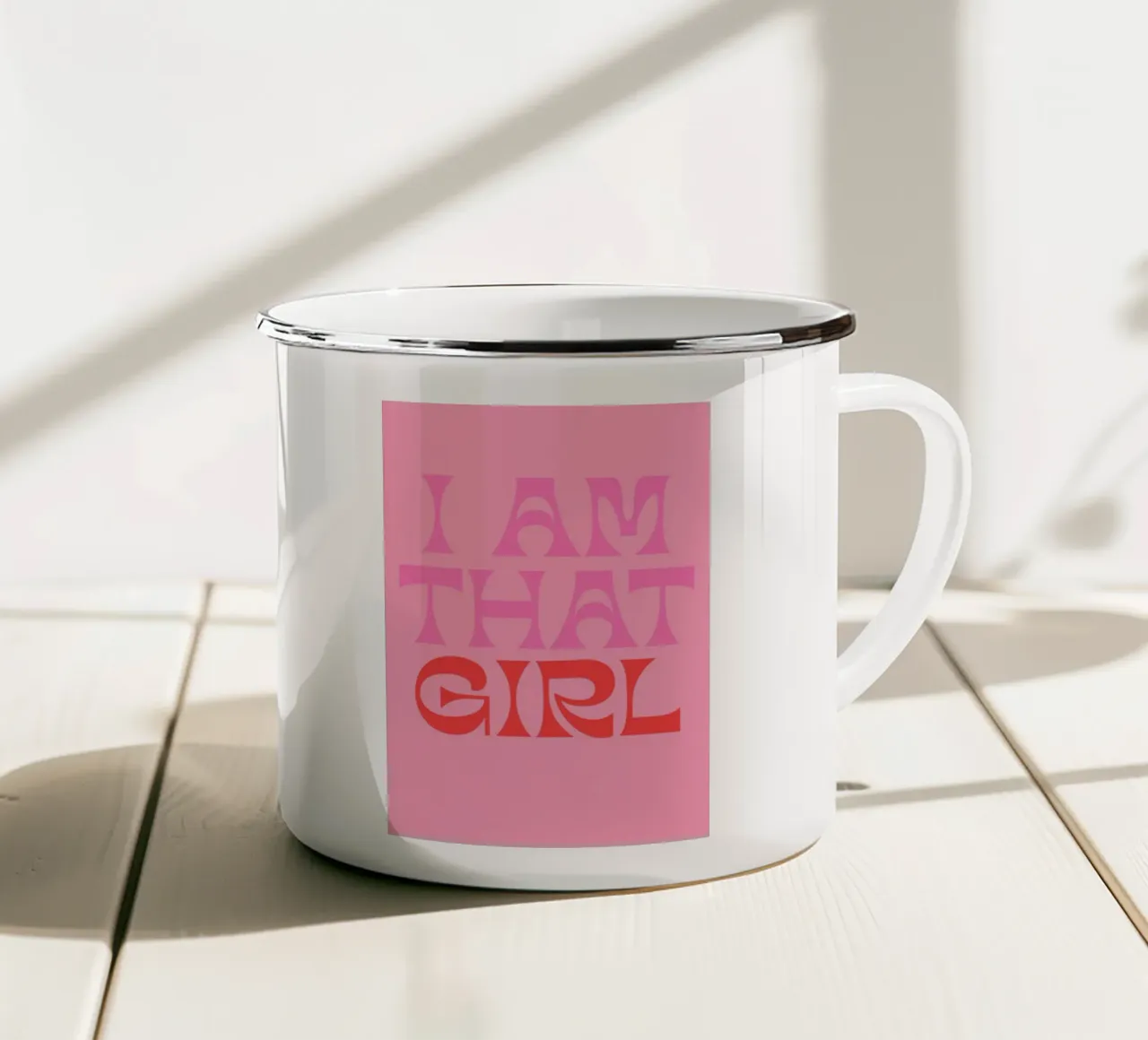 Emanciperende Quote Print - "I Am That Girl" in Knalroze & Rood emaille mok van The Art Club