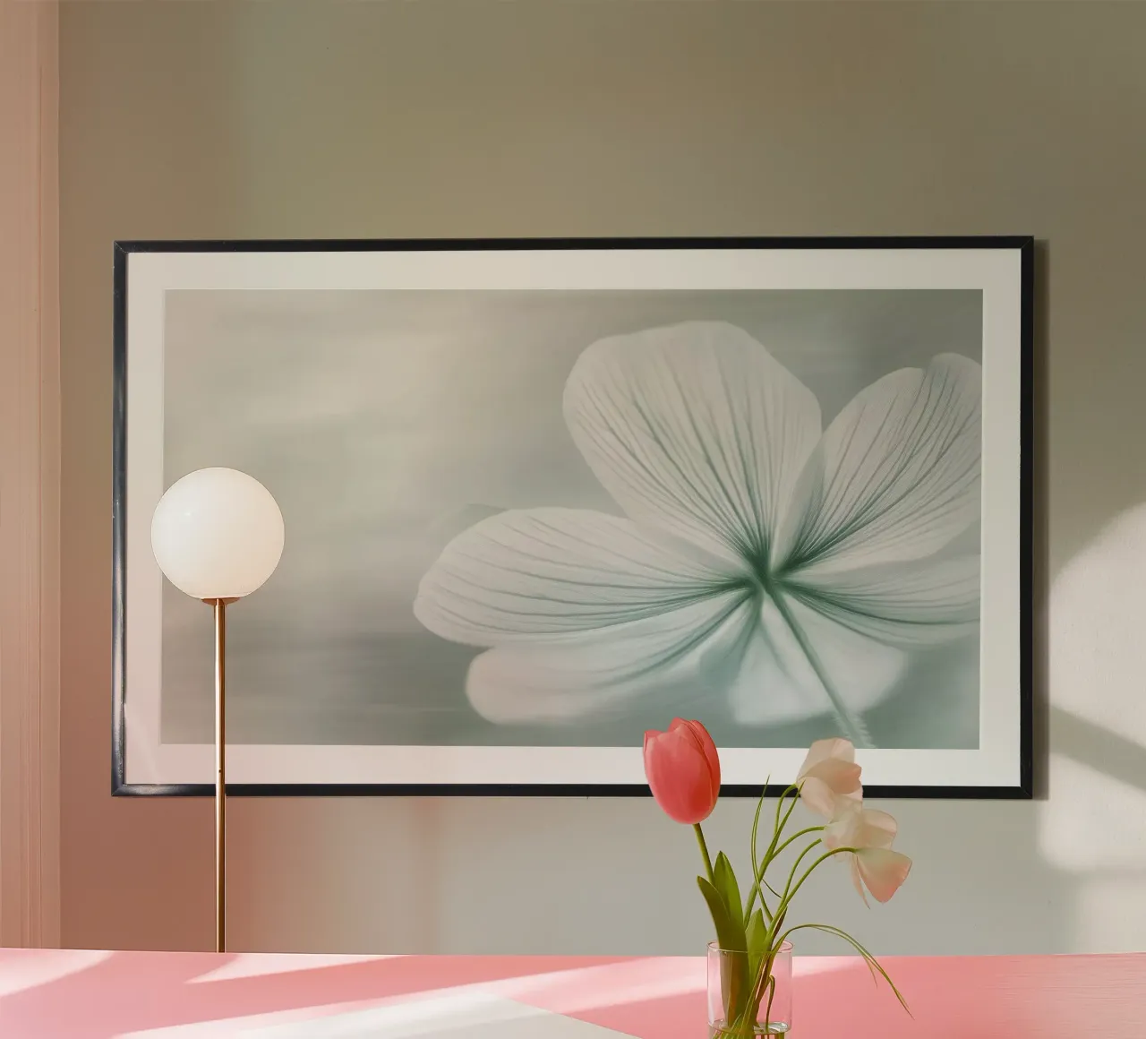 Fiore bianco e verde poster con telaio in plastica da Imagine