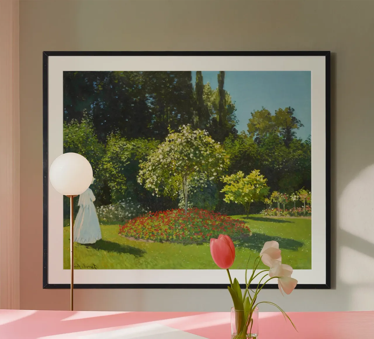 Claude Monet - Signora in giardino poster con telaio in legno da Art History