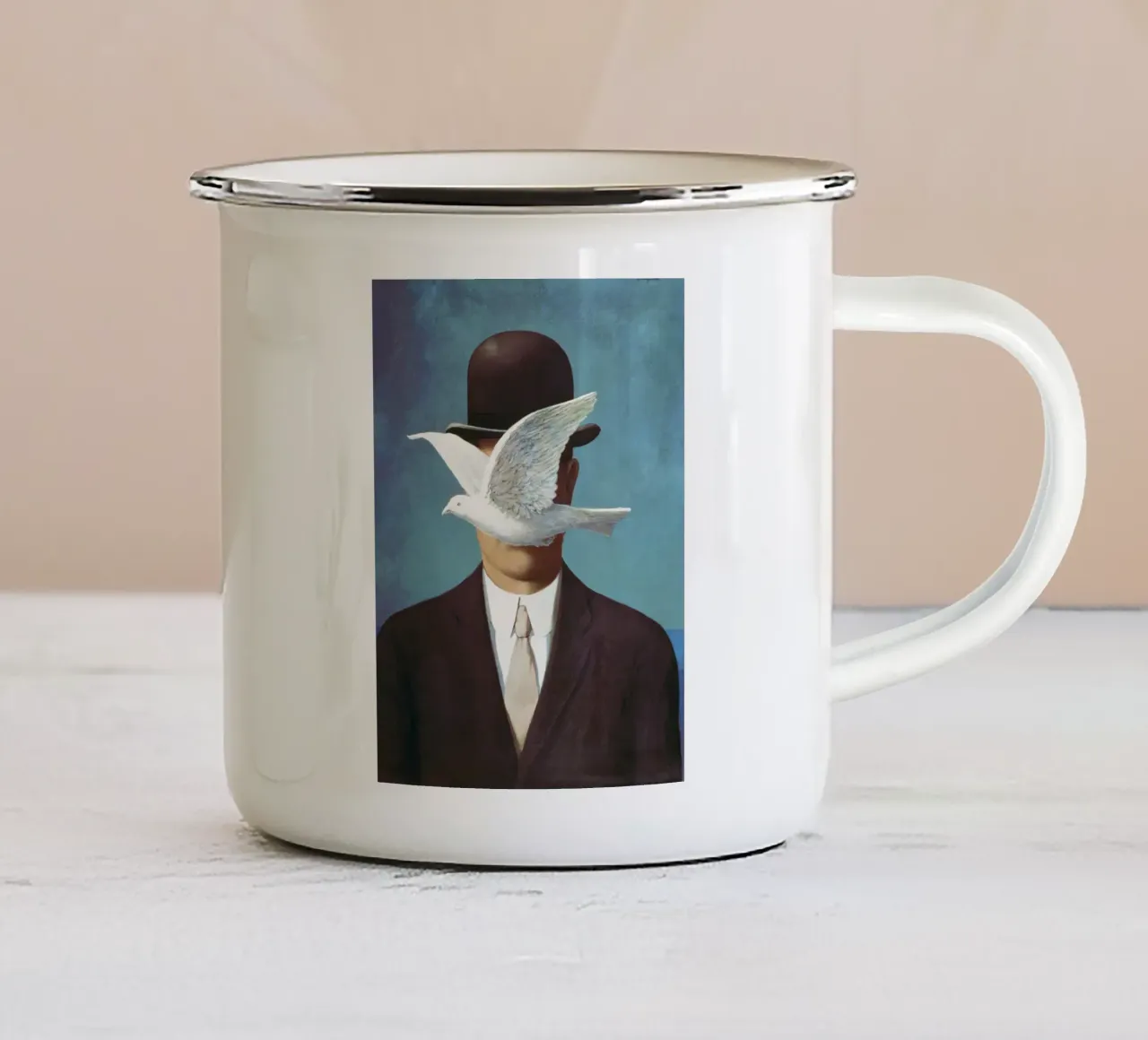 René Magritte - Uomo con bombetta tazza in smalto da Classic Art Prints