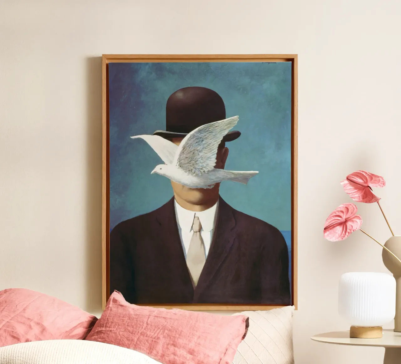 René Magritte - Uomo con bombetta tela con Cornice a cassetta da Classic Art Prints