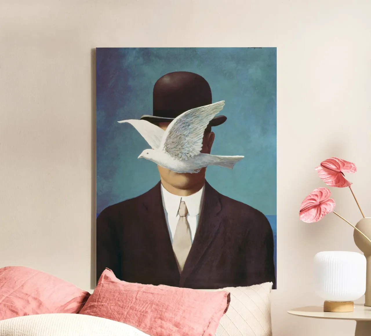 René Magritte - Uomo con bombetta tela con Cornice a cassetta da Classic Art Prints