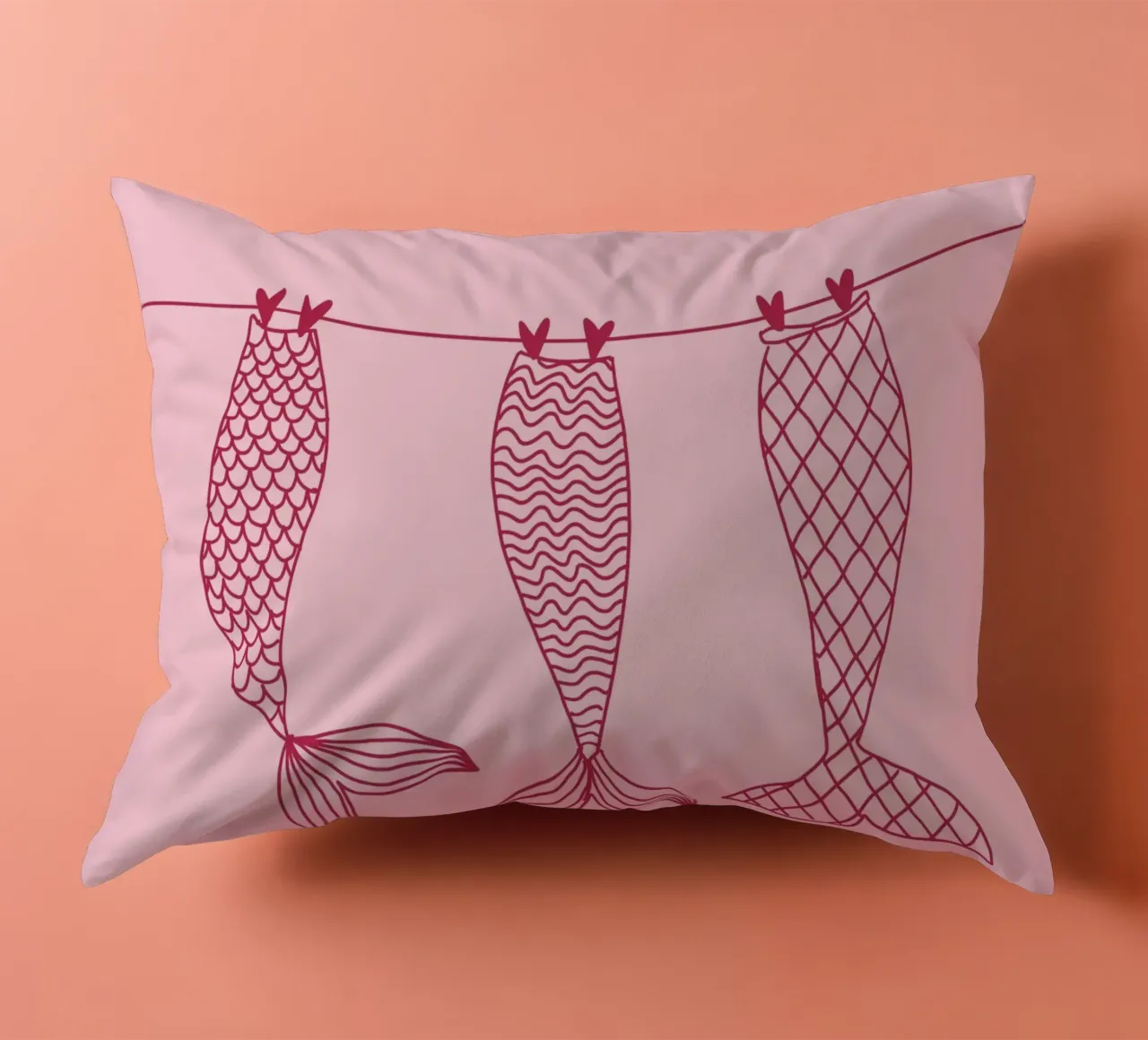 Code di sirena su uno stendino, arte minimalista cuscino da vintagepod