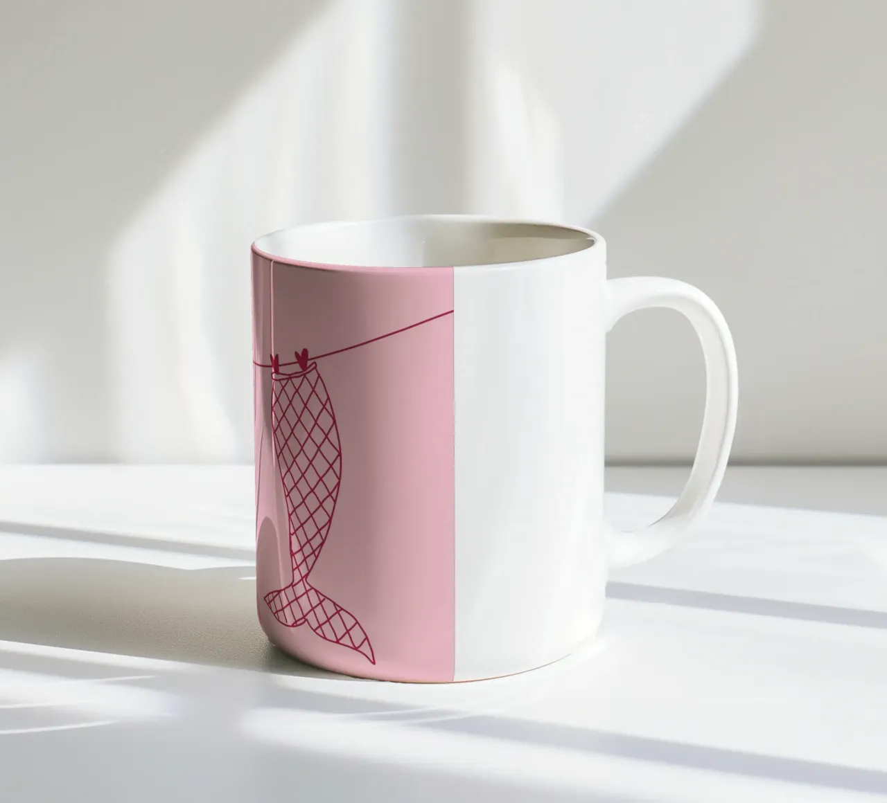 Code di sirena su uno stendino, arte minimalista tazza in ceramica da vintagepod