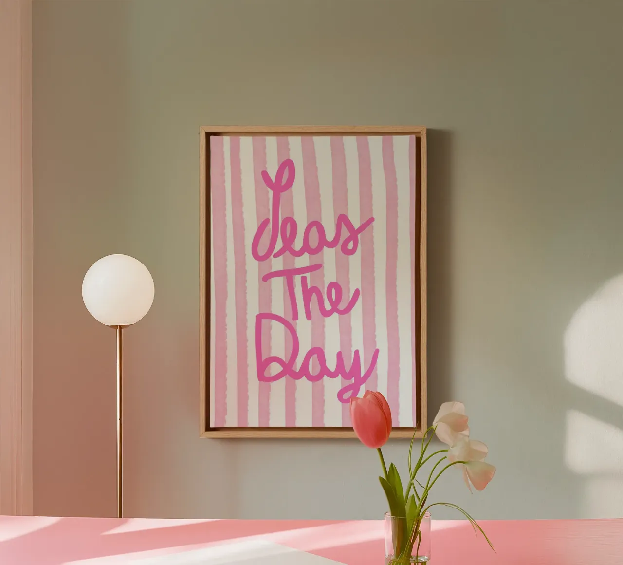 Seas The Day, strisce rosa, poster artistico da spiaggia tela con Cornice a cassetta da vintagepod
