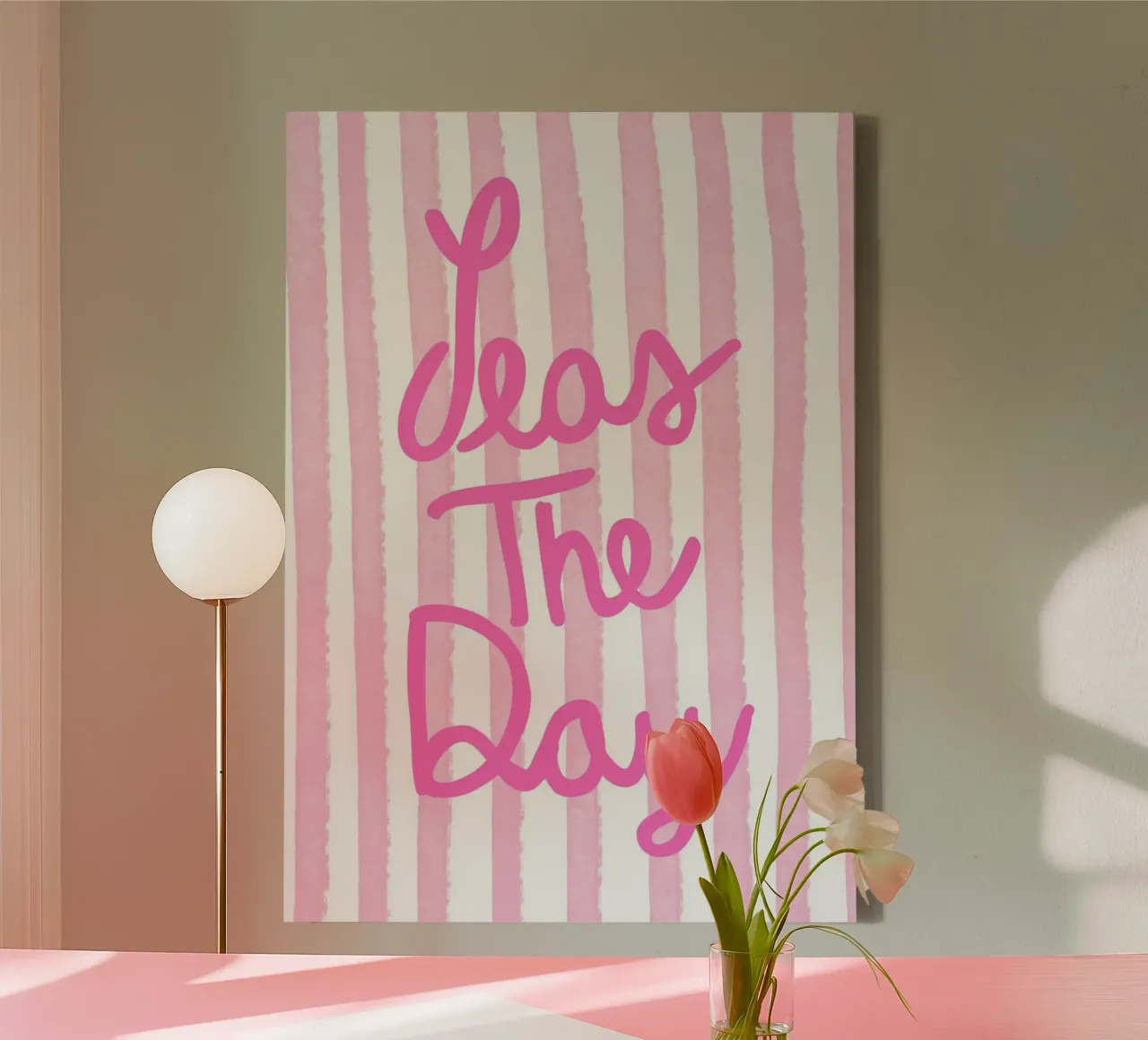 Seas The Day, strisce rosa, poster artistico da spiaggia tela con Cornice a cassetta da vintagepod