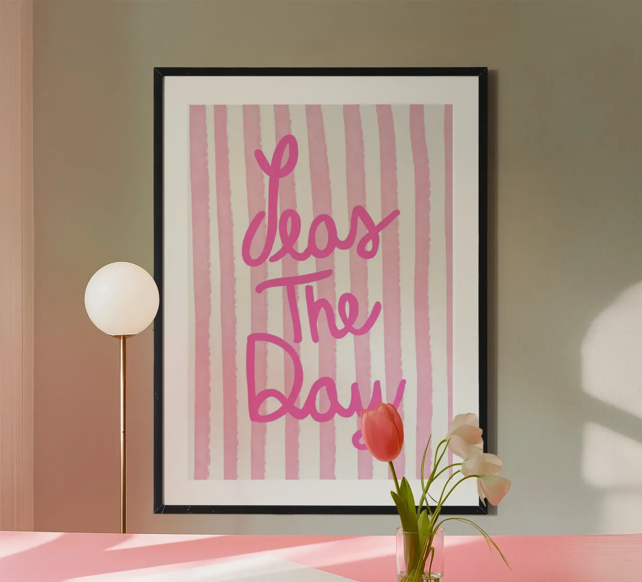 Seas The Day, strisce rosa, poster artistico da spiaggia poster con telaio in alluminio da vintagepod