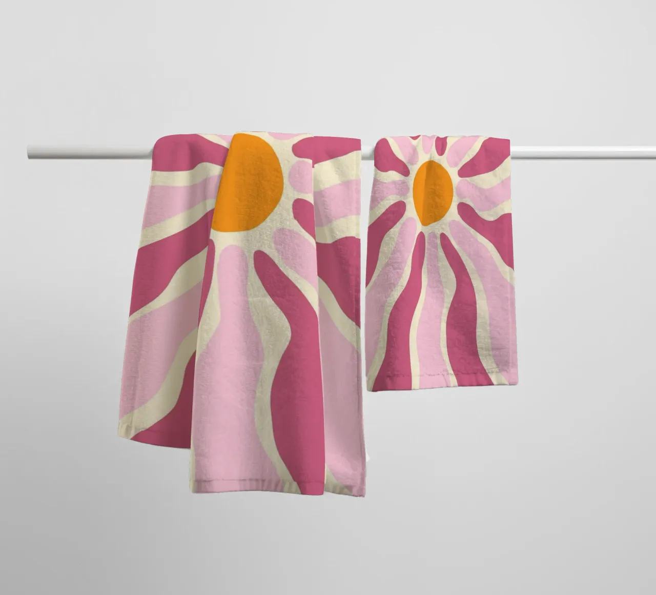 Retro Bloemen Zon, Groovy Abstracte Kunstdruk badhanddoek van vintagepod