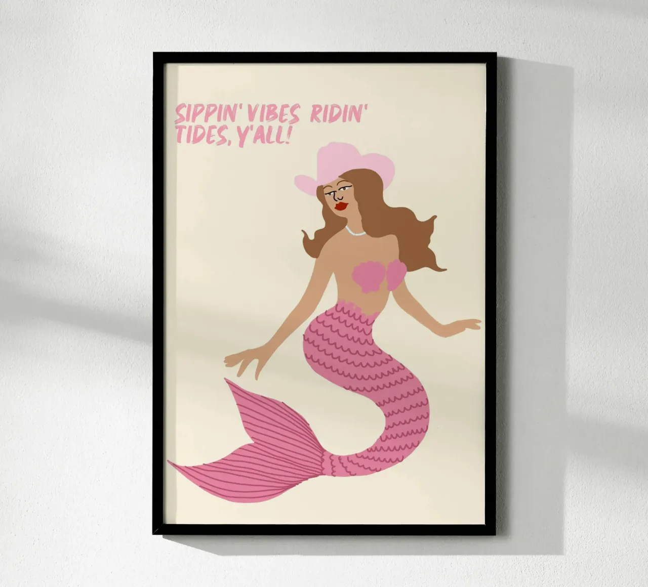 Sippin' Vibes Ridin' Tides, Kust Cowgirl Zeemeermin poster met kunststof frame van vintagepod