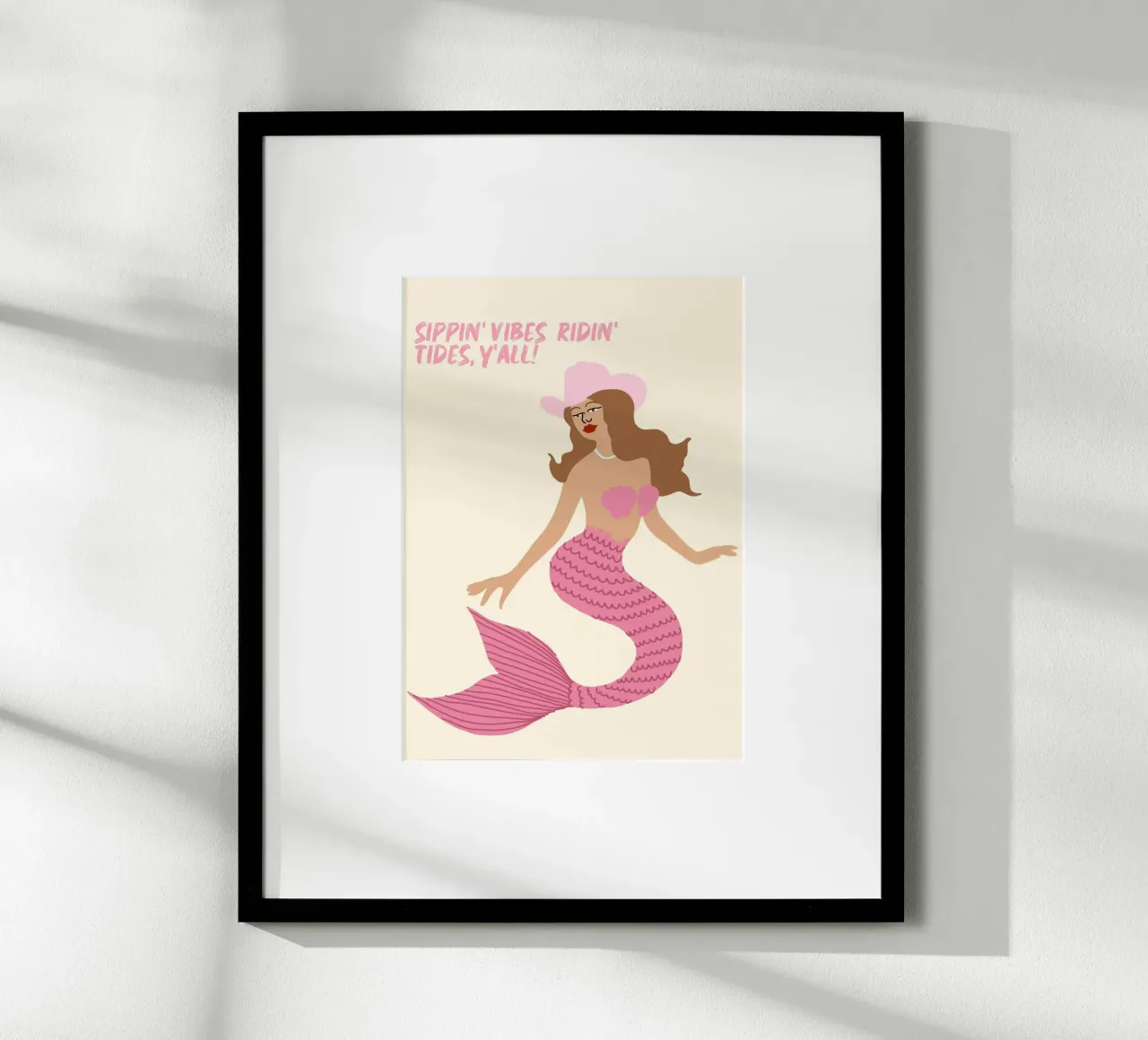 Sippin' Vibes Ridin' Tides, Kust Cowgirl Zeemeermin poster met kunststof frame van vintagepod