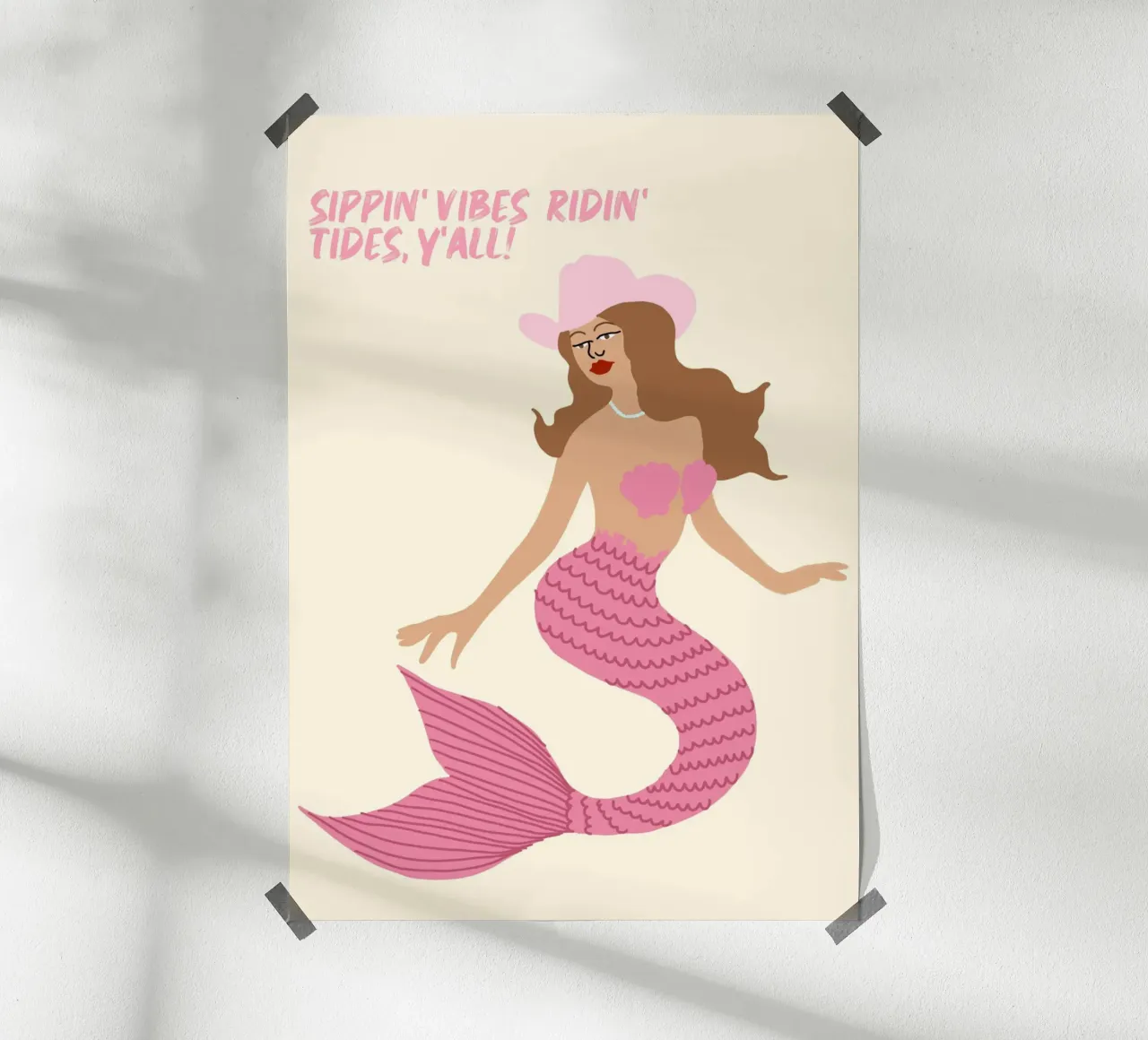 Sippin' Vibes Ridin' Tides, Kust Cowgirl Zeemeermin poster met kunststof frame van vintagepod