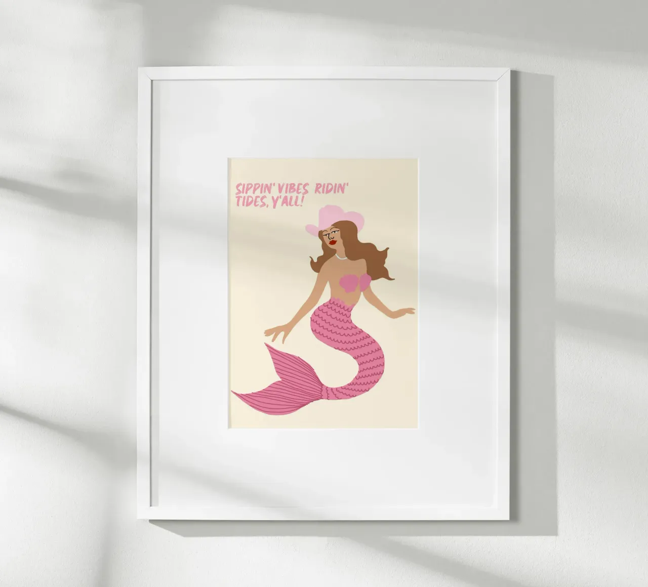 Sippin' Vibes Ridin' Tides, Kust Cowgirl Zeemeermin poster met kunststof frame van vintagepod