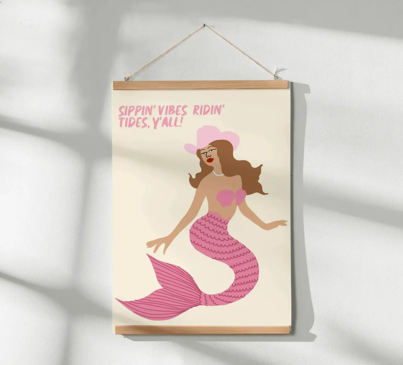 Sippin' Vibes Ridin' Tides, Kust Cowgirl Zeemeermin poster met kunststof frame van vintagepod