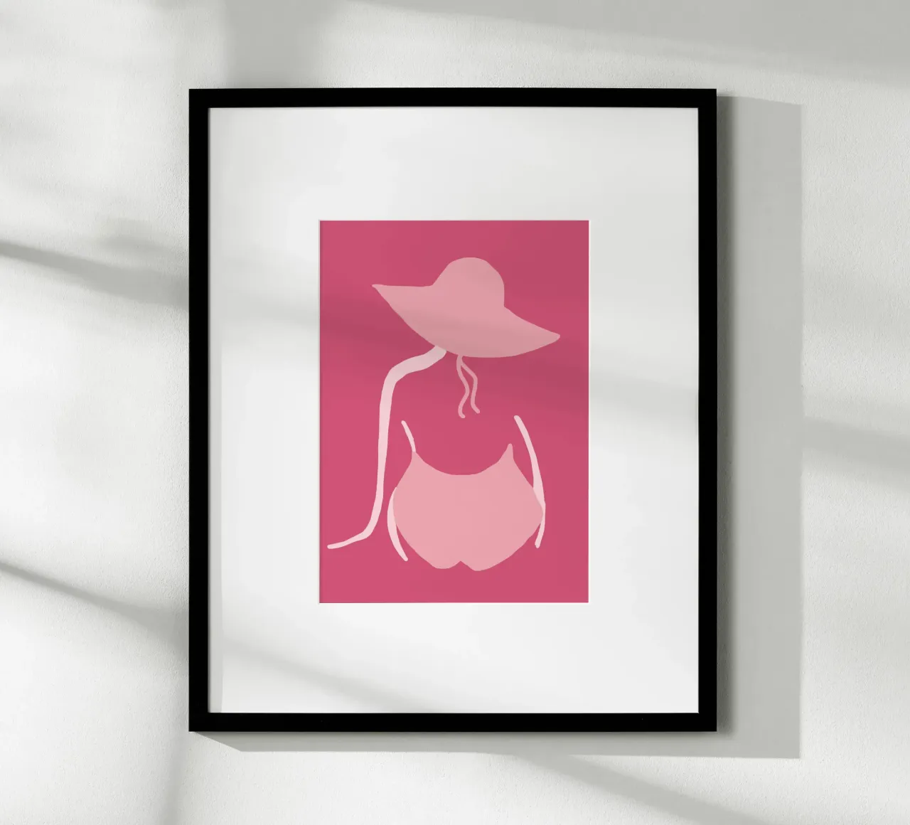 Ragazza da spiaggia minimalista, silhouette estiva poster con telaio in plastica da vintagepod
