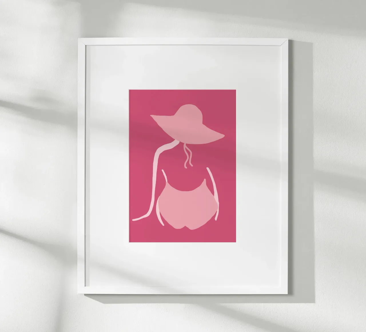 Ragazza da spiaggia minimalista, silhouette estiva poster con telaio in plastica da vintagepod