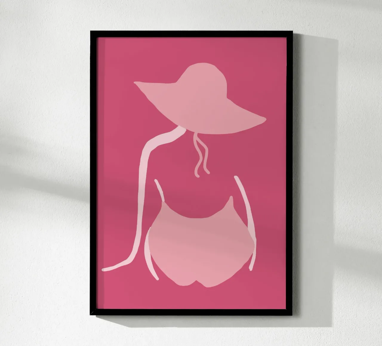 Ragazza da spiaggia minimalista, silhouette estiva poster con telaio in plastica da vintagepod