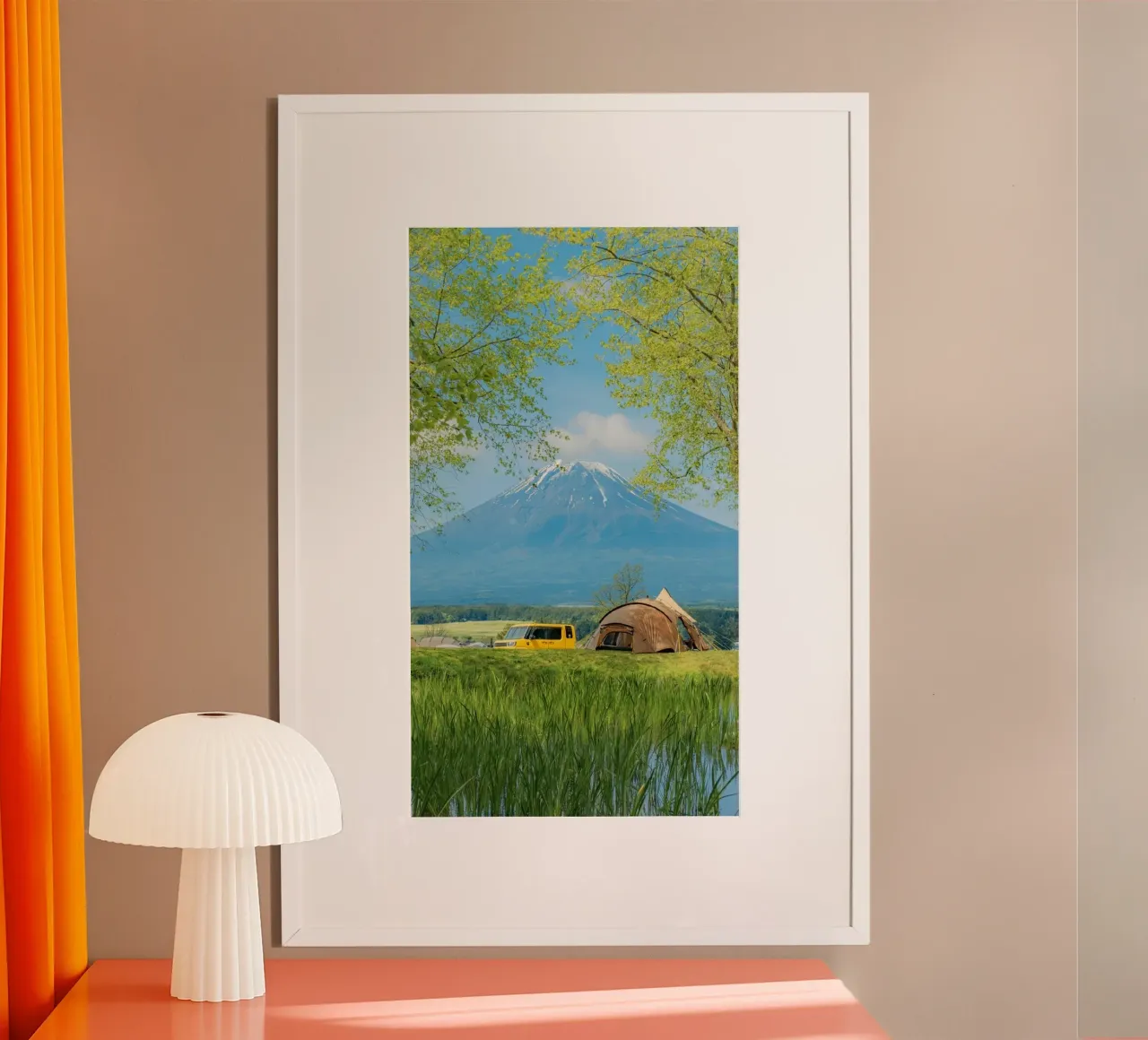 camping in forest poster con telaio in legno da carsa