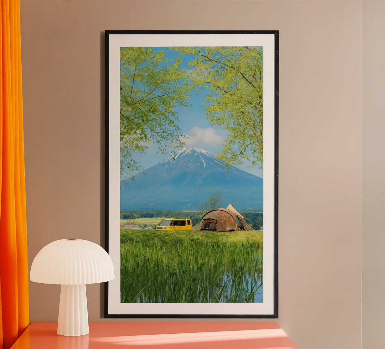camping in forest poster con telaio in legno da carsa