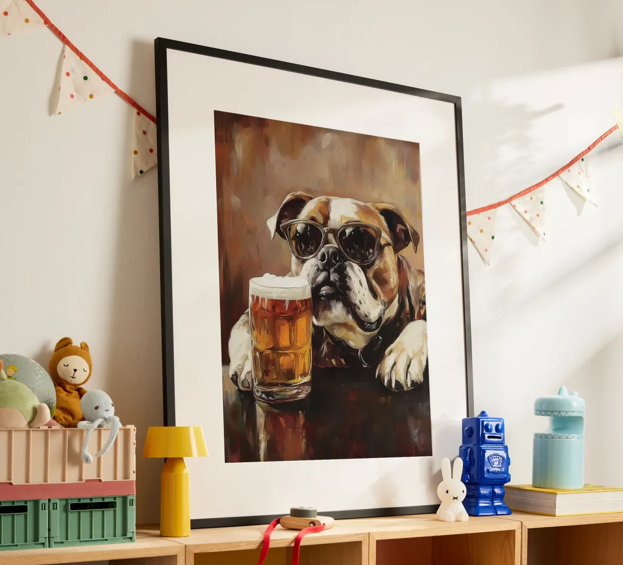 Bulldog cool con pittura di birra poster con telaio in legno da Anna Müller