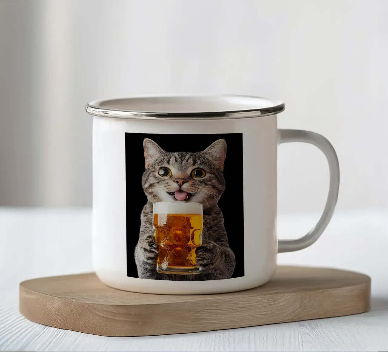 Gatto che beve birra tazza in smalto da Hannah Meyer