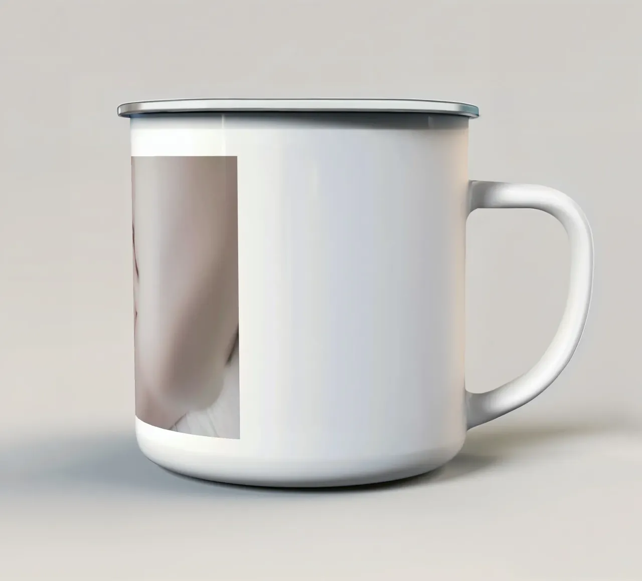 The Silkmoth 4 tazza in smalto da Paul Aidan Perry