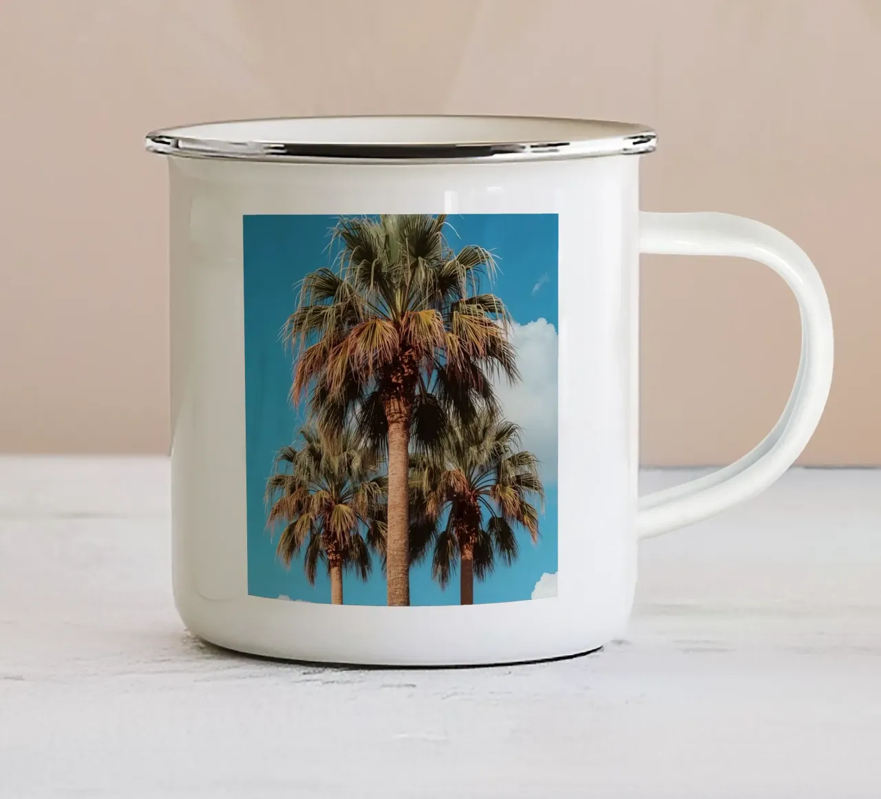 Tre palme contro un cielo blu con nuvole tazza in smalto da DesignDoodle