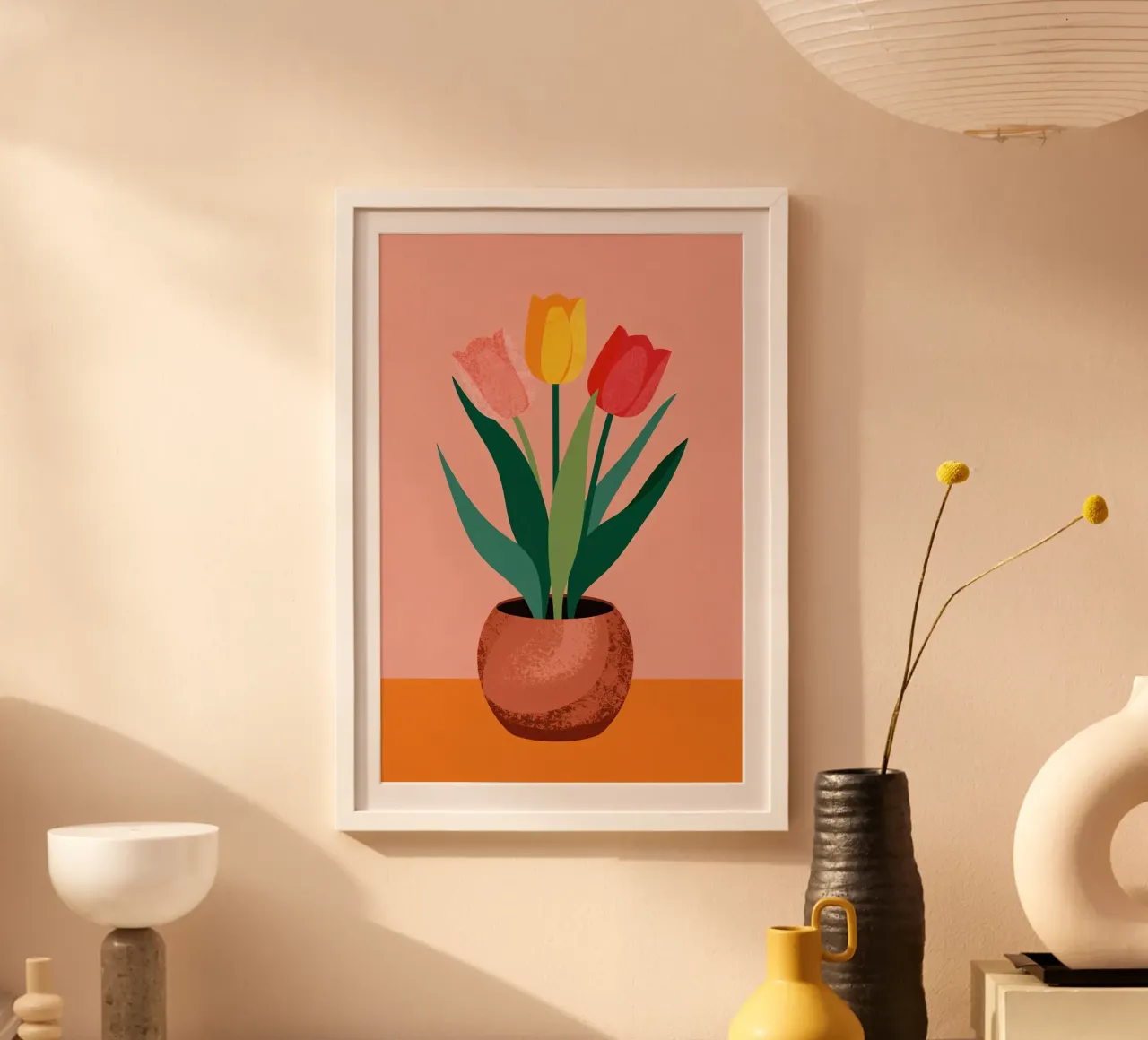 Tres tulipanes en maceta sobre una mesa poster de DesignDoodle