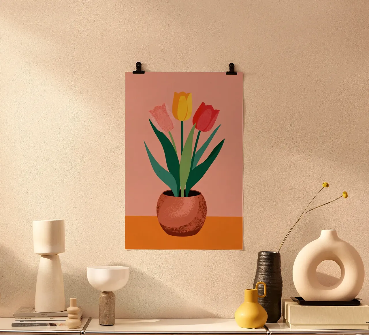 Tres tulipanes en maceta sobre una mesa poster de DesignDoodle