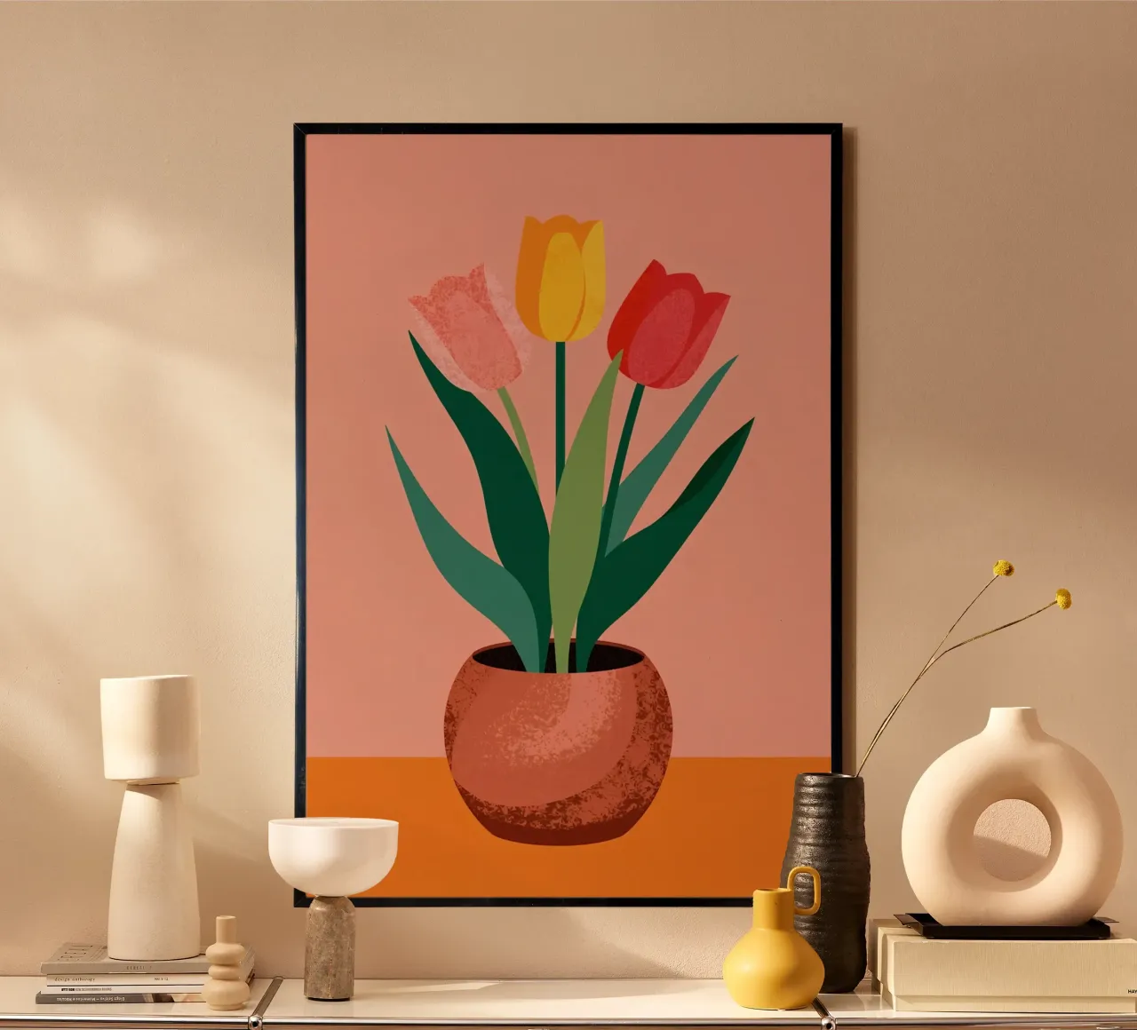 Tres tulipanes en maceta sobre una mesa poster de DesignDoodle