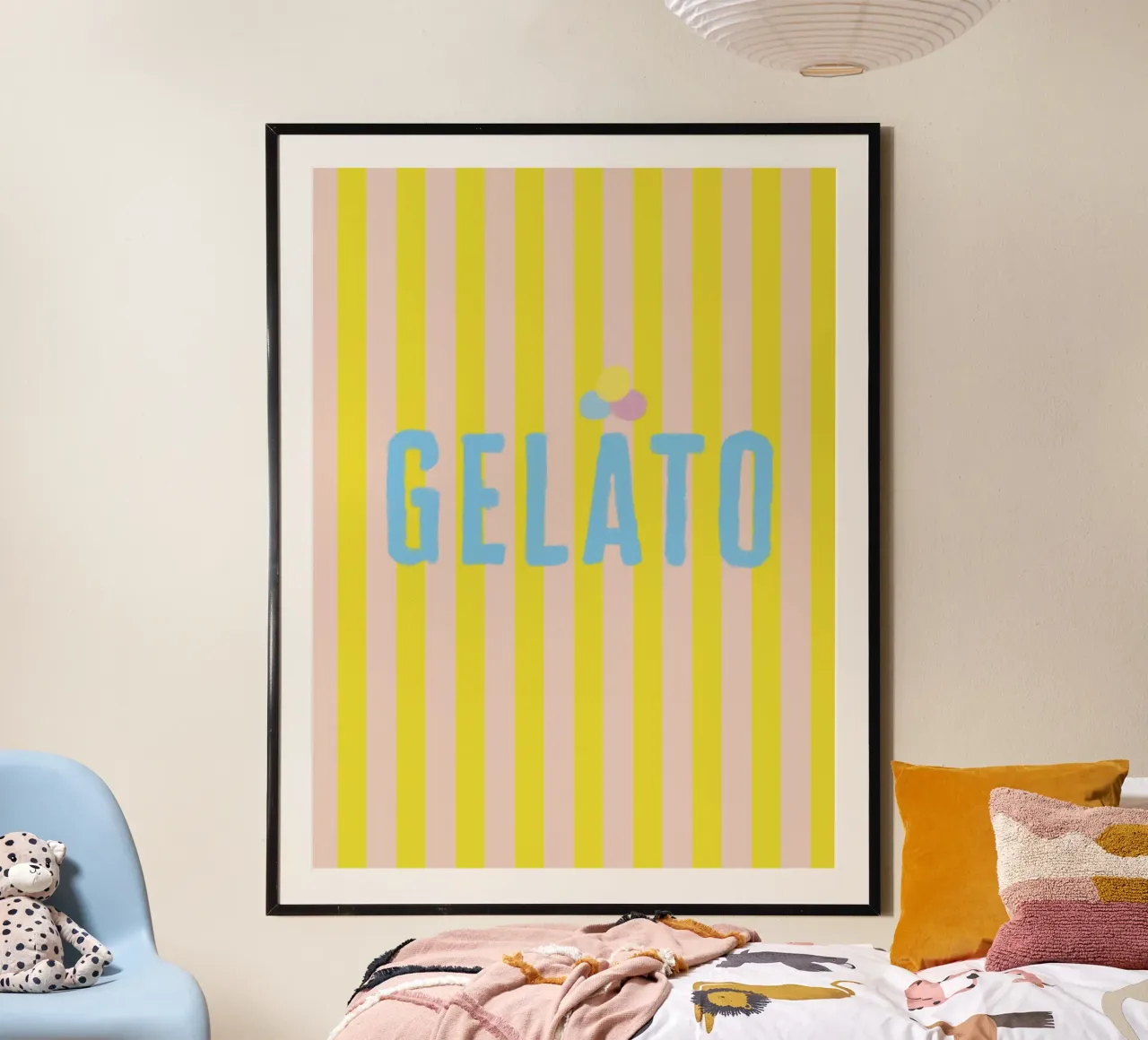Blu gelataio su strisce giallo limone poster con telaio in legno da Alisa Knöß
