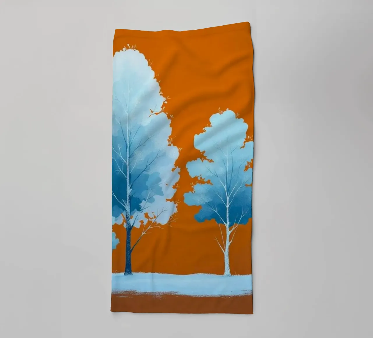 Azure Grove: Un tranquillo paesaggio invernale in un vibrante arancione asciugamano da bagno da Artistic-shop