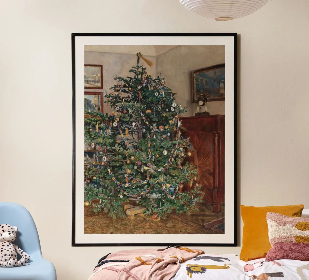 Magia nostalgica dell'albero di Natale poster con telaio in legno da Studio Vibe