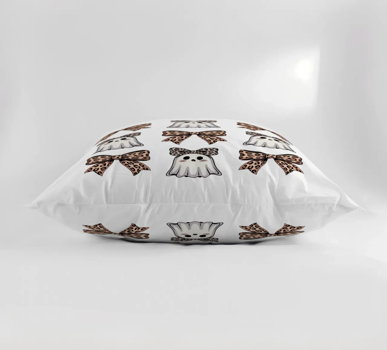 Coquette Ghosts And Bows cuscino da Sasyall Graphics
