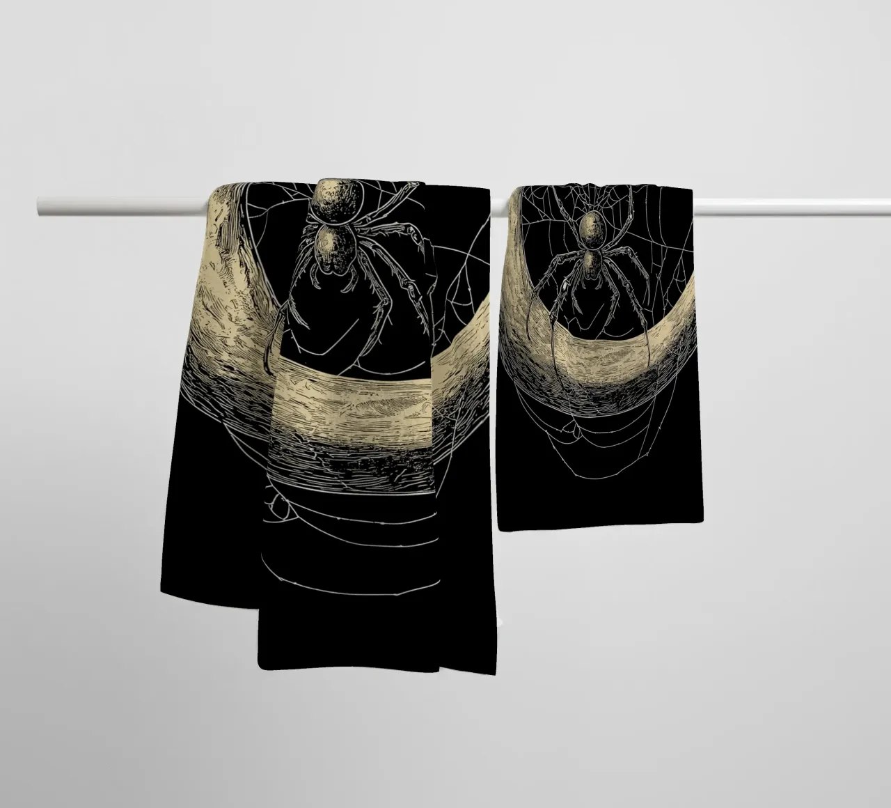 Ragno nella luna crescente asciugamano da bagno da pixelbull - medieval art and more