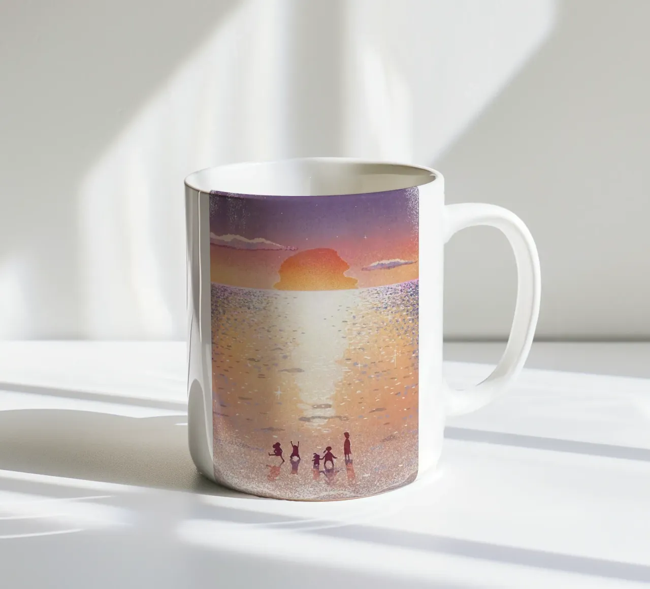 Children playing on the beach tazza in ceramica da mip of map