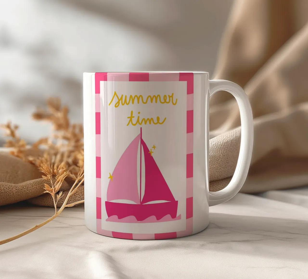 Poster rosa retrò Summertime Sailboat tazza in ceramica da vintagepod