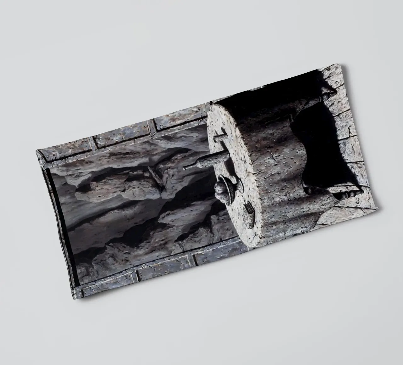 René Magritte - Memoria di un viaggio III asciugamano da bagno da Classic Art Prints